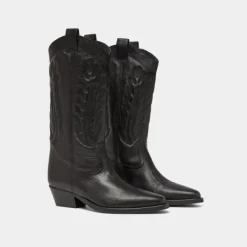 Bottes à bouts pointus et surpiqures apparentes