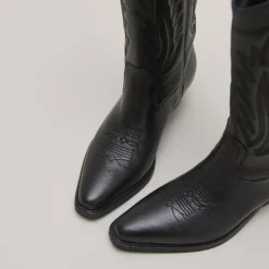 Bottes à bouts pointus et surpiqures apparentes