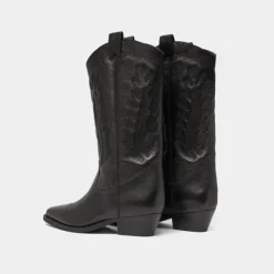 Bottes à bouts pointus et surpiqures apparentes