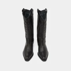 Bottes à bouts pointus et surpiqures apparentes