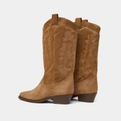 Bottes à bouts pointus et surpiqures apparentes