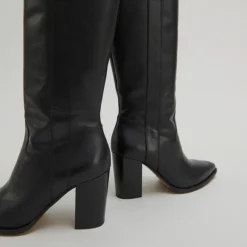 Bottes à hauts talons et bouts pointus