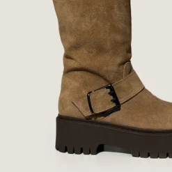 Bottes à sangles et semelles crantées