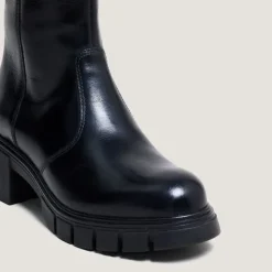 Bottes à semelles crantées