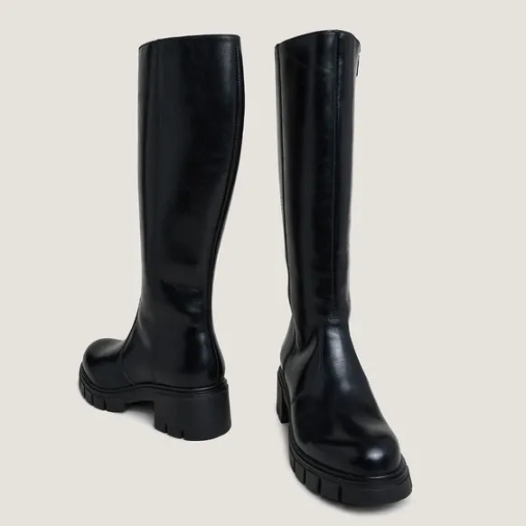 Bottes à semelles crantées