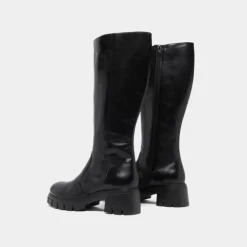 Bottes à semelles crantées