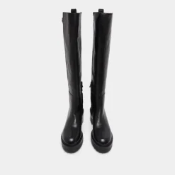 Bottes à semelles crantées