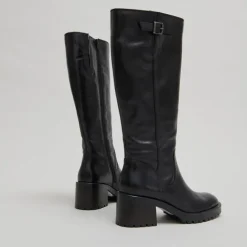 Bottes à semelles crantées