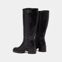 Bottes à semelles crantées