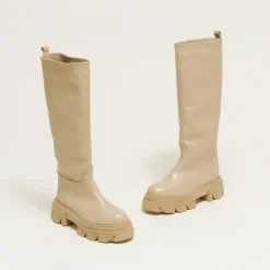 Bottes à semelles crantées