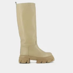 Bottes à semelles crantées