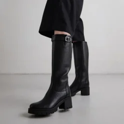 Bottes à semelles crantées et boucles