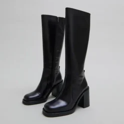 Bottes à talons débordants