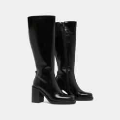 Bottes à talons débordants
