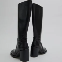 Bottes à talons débordants