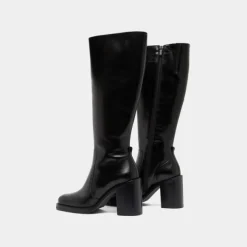 Bottes à talons débordants
