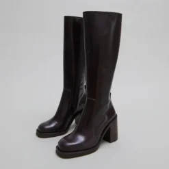 Bottes à talons débordants