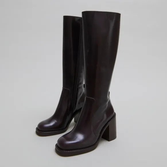 Bottes à talons débordants