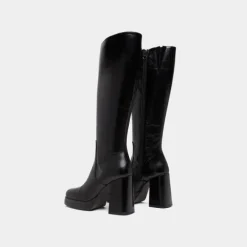 Bottes à talons et bouts carrés