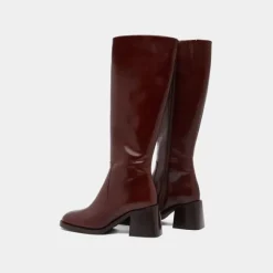 Bottes à talons et bouts carrés