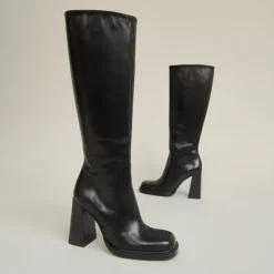 Bottes à talons et bouts carrés