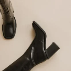 Bottes à talons et bouts carrés