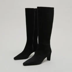 Bottes à talons et bouts pointus