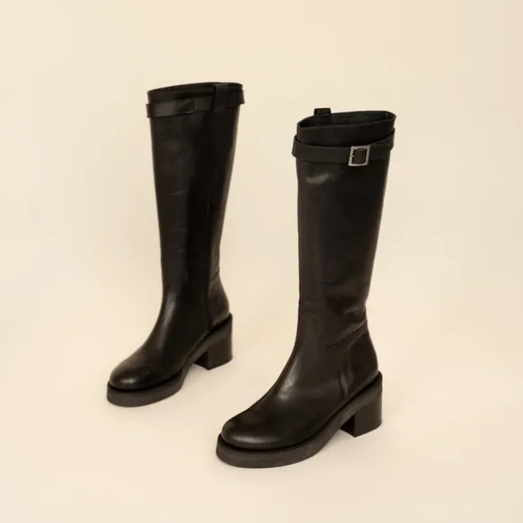 Bottes à talons et détails argentés