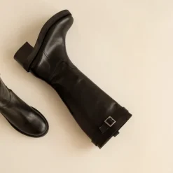 Bottes à talons et détails argentés
