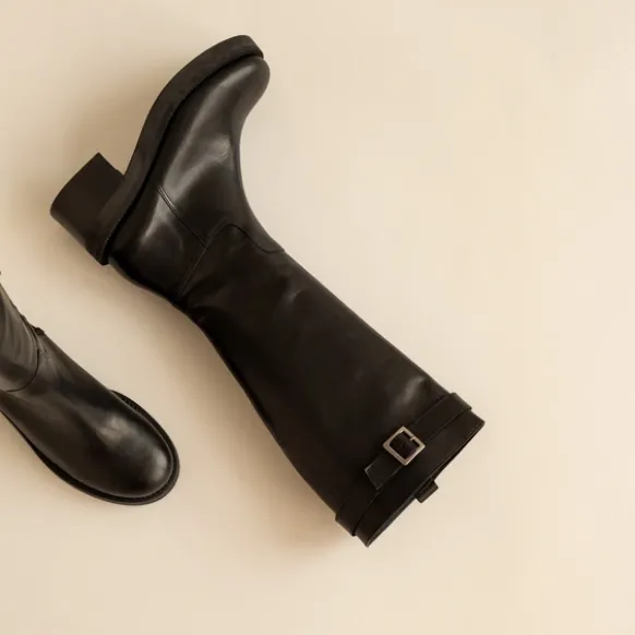 Bottes à talons et détails argentés