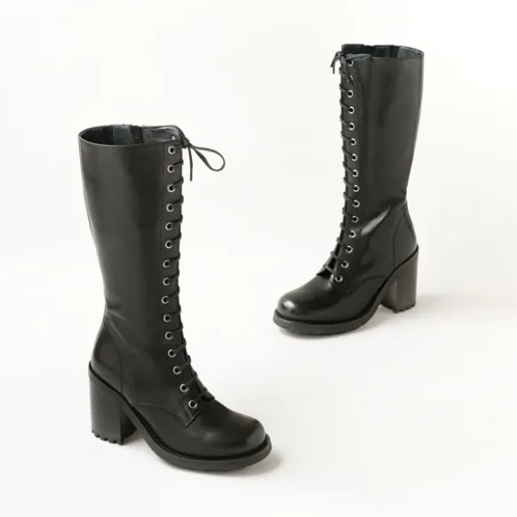 Bottes à talons et laçages