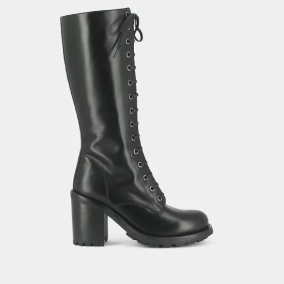 Bottes à talons et laçages