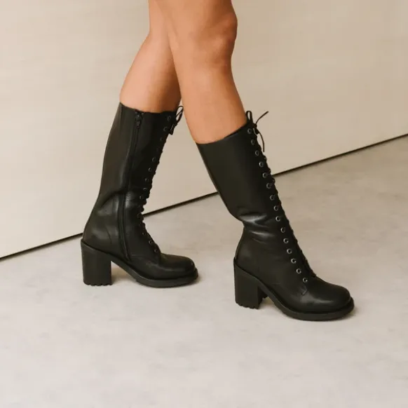 Bottes à talons et laçages