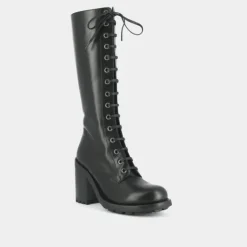 Bottes à talons et laçages