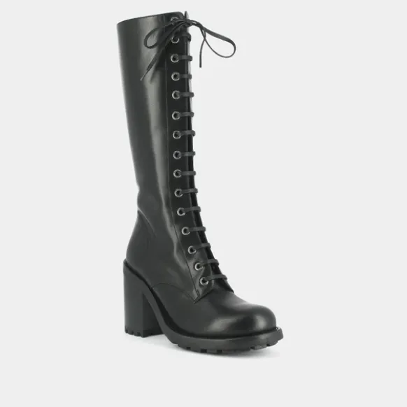 Bottes à talons et laçages