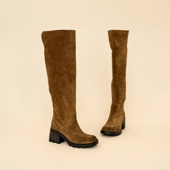 Bottes à talons et semelles crantées