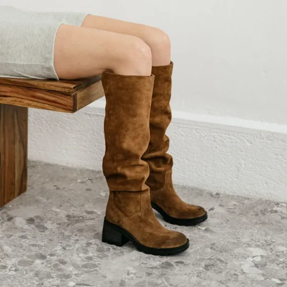 Bottes à talons et semelles crantées