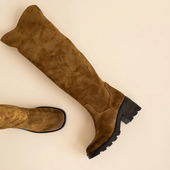 Bottes à talons et semelles crantées