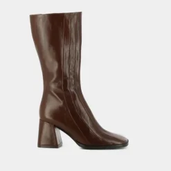 Bottes à talons et surpiqures