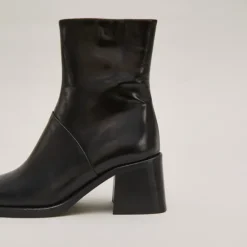 Bottines à bouts carrés et coutures apparentes