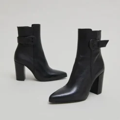Bottines à bouts pointus et boucles