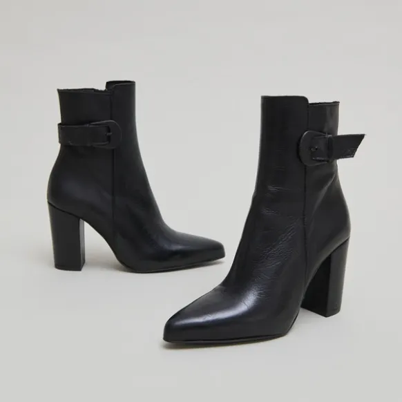 Bottines à bouts pointus et boucles