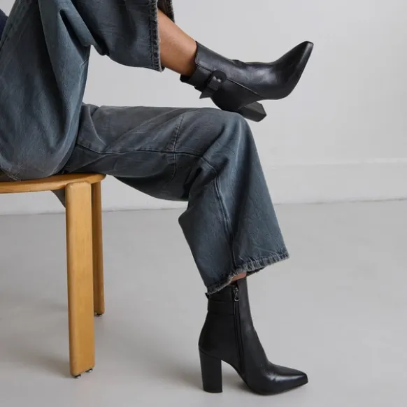 Bottines à bouts pointus et boucles