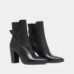 Bottines à bouts pointus et boucles