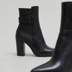 Bottines à bouts pointus et boucles