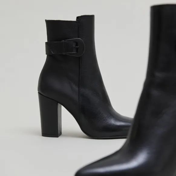 Bottines à bouts pointus et boucles