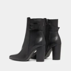 Bottines à bouts pointus et boucles