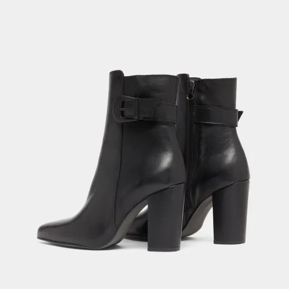 Bottines à bouts pointus et boucles