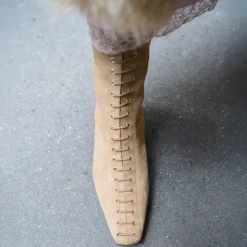 Bottines à bouts pointus et lacets