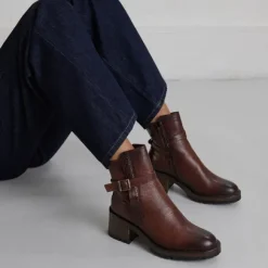 Bottines à bouts ronds et boucles